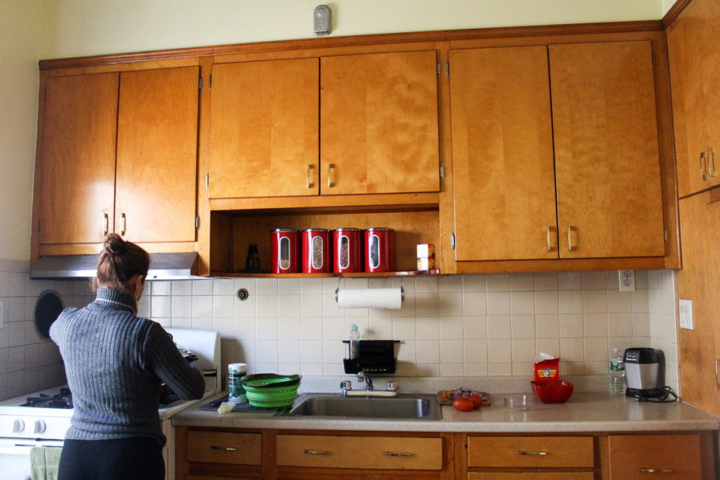In her kitchen, Blanca prepares an Ecuadorian version of arroz con pollo. Photo: Roxanne Wang.