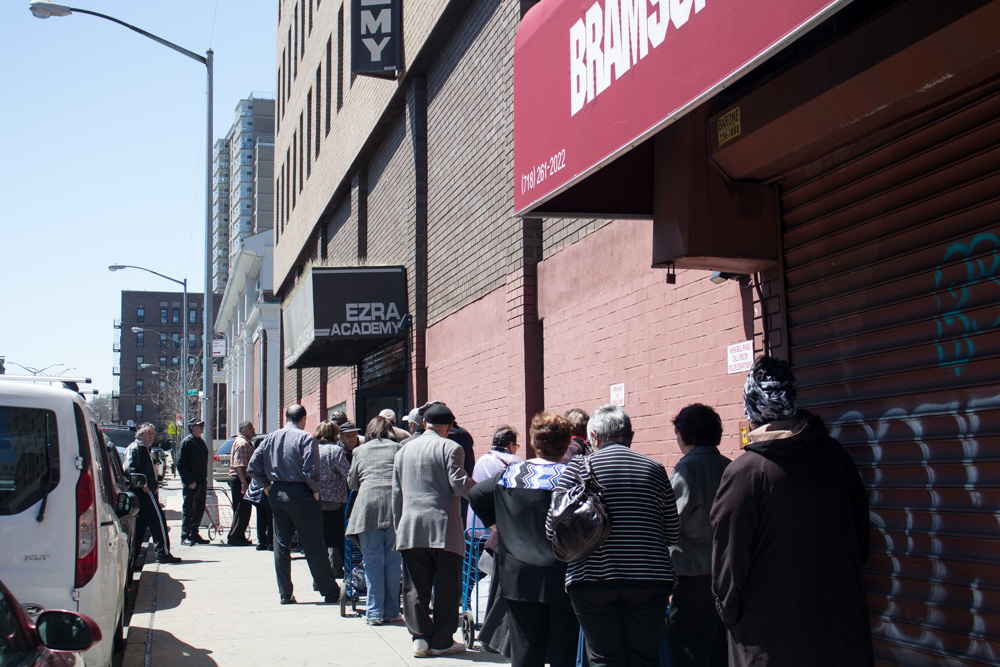 A line of recipients stretches halfway down the block, as distribution begins for the day. Photo: Roxanne Wang.